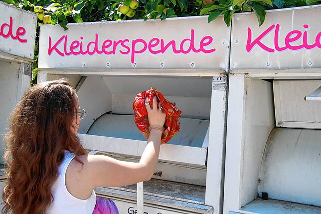 Intakte Kleidung muss in den entsprechenden Containern entsorgt werden. Ist der Container voll, kann die Kleidung auch in Kleiderläden, ...