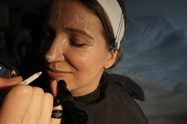 Bild 4: Schminken für die Fasnacht (1): So verwandelt sich unsere Redakteurin in den gestiefelten Kater