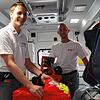 Luca Kramer (links) und Andreas Dreher in ihrem Notfall-KTW. Die beiden jungen Männer aus dem Hegau waren als Helfer in Ahrweiler, das ...