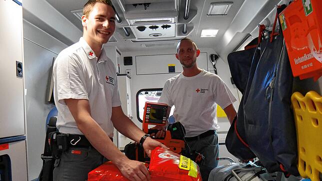 Luca Kramer (links) und Andreas Dreher in ihrem Notfall-KTW. Die beiden jungen Männer aus dem Hegau waren als Helfer in Ahrweiler, das ...