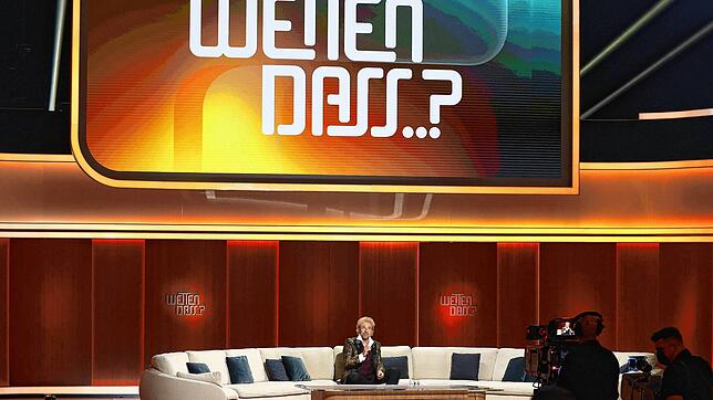 Thomas Gottschalk auf dem berühmten Sofa der ZDF-Show &bdquo;Wetten, dass ..?&ldquo;. Manche Promis saßen dort schon sehr oft.