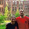 Isabella und Christopher Fuchs vor der Porzellanfabrik, zu der mehrere Gebäude und ein großes Grundstück mit Wald und einer Quelle gehören.