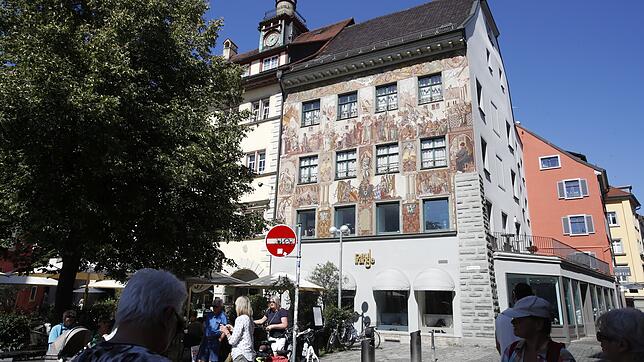 Von unten sind sie kaum zu erkennen, aber die Risse und Schäden in der Fassade des Haus zum Hohen Hafen sind von nahem nicht zu übersehen.