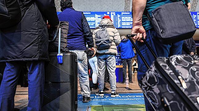 Reisende stehen am 16. Novemver im Hauptbahnhof Köln vor der Anzeigetafel. Die Gewerkschaft Deutscher Lokomotivführer (GDL) hatte zu ...