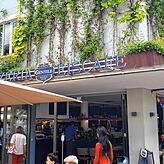 In dem Eiscafé „Gentile“ kann neben Eis auch Pizza genossen werden. Hier kostet eine Kugel kalter Genuss 1,50 Euro.