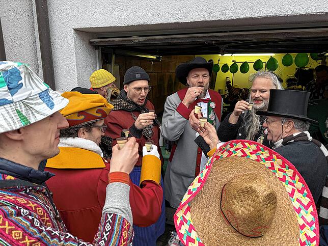 Bild 18: Katzenzunft und zahlreiche Gäste feiern im Dorf