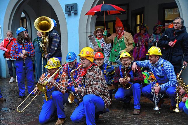 Sie spielen im Stehen, in der Hocke und manchmal auch liegend. Die Baumeister-Combo hat es immer drauf.