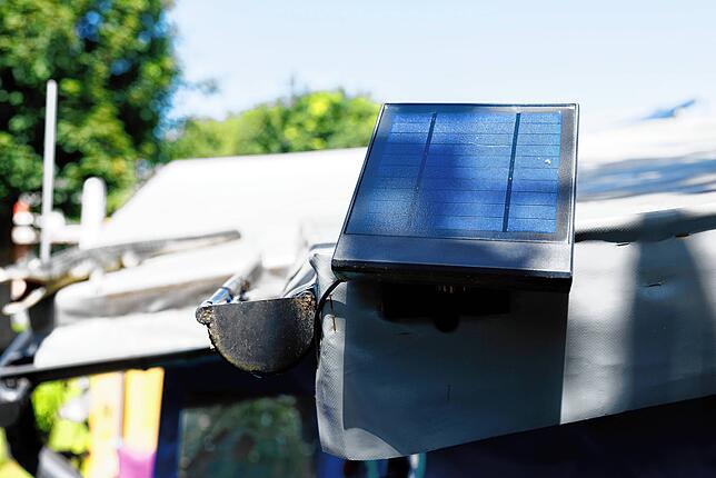 Auf dem Dach und auch rund um den Stellplatz hat es Solarpanels.