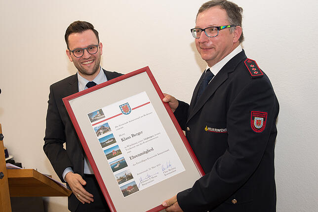 Überrascht war Klaus Berger, der aus dem aktiven Dienst in die Altersmannschaft wechselt, als Bürgermeister Johannes Henne ihn zum ...