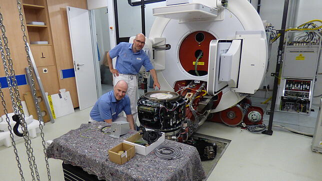 Einblick in die Strahlentherapiepraxis in Singen im Mai 2018: Der Physiker Holger Wirtz (links) und Dr. Johannes Lutterbach betrachten ...