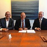 Die Verträge sind gemacht: Holger Langer, einer der Juristen der ECE, OB Bernd Häusler und Marcus Janko (Projektleiter ECE) 2018 bei der ...