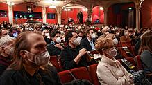 Blick in den Zuschauersaal des Berliner Ensembles bei einem Pilotprojekt währen der Pandemie im März dieses Jahres: Die Infektionslage ...