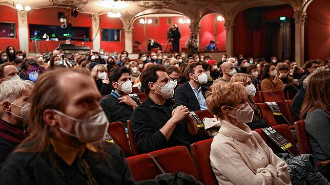 Blick in den Zuschauersaal des Berliner Ensembles bei einem Pilotprojekt währen der Pandemie im März dieses Jahres: Die Infektionslage ...