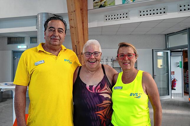 Am Morgen schon gut gelaunt, Bademeister Eßlinger, Schwimmlehrerin Beate Risterer und Empfangsdame Annette Schuster im Neckarbad in ...