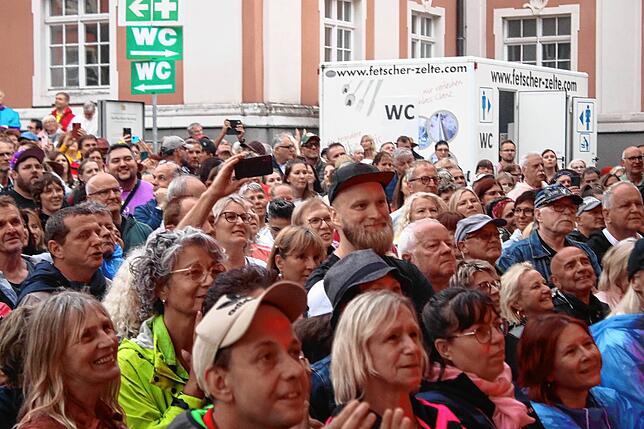 Bild 5: 2200 Fans feiern mit Kerstin Ott auf dem Schlossplatz