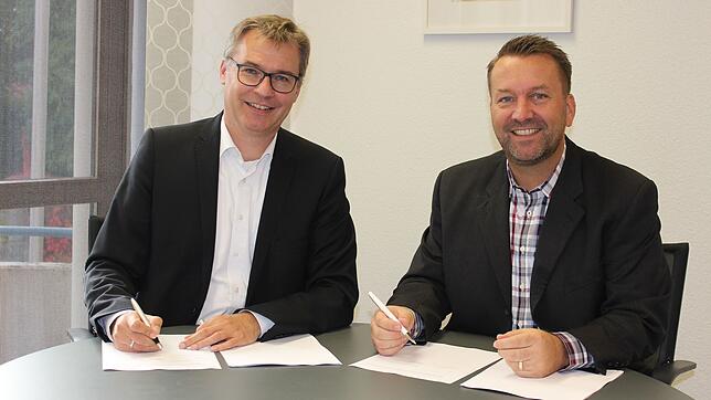 Bürgermeister Ralf Meßmer (rechts) und Alexander Lahl, Geschäftsführer der Unternehmen der Stiftung Liebenau Pflege und Lebensräume, ...