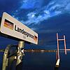 Einkaufs- und Ausflugsfahrten über die Grenze, hier an der Kunstgrenze auf Klein Venedig zwischen Konstanz und Kreuzlingen, bleiben ...