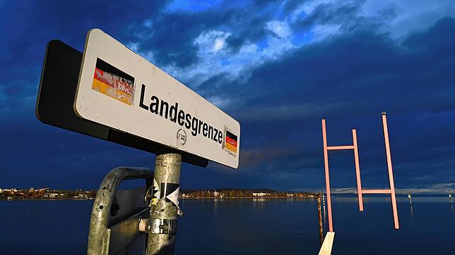 Einkaufs- und Ausflugsfahrten über die Grenze, hier an der Kunstgrenze auf Klein Venedig zwischen Konstanz und Kreuzlingen, bleiben ...