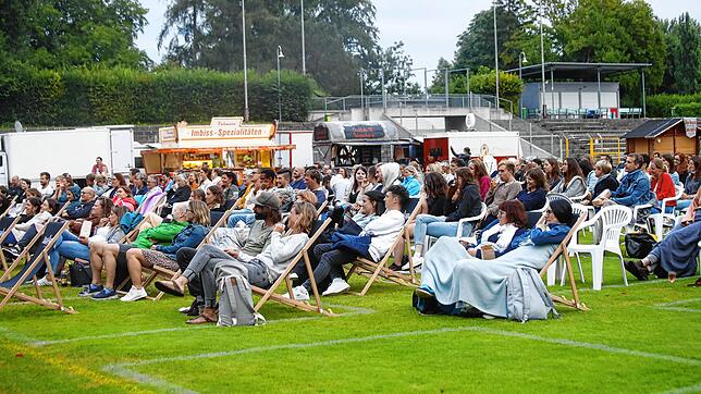 Die Zuschauer haben es sich zum Poetry-Slam bei der Sommerwiese im Bodensee-Stadion richtig gemütlich gemacht. Wer Decken mitgebracht ...