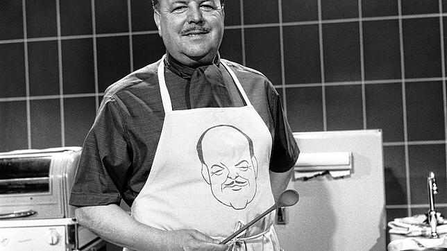 Clemens Wilmenrod (Aufnahme von 19629 war eigentlich Schauspieler und hatte vom Kochen wenig Ahnung. Trotzdem hat er für die ...