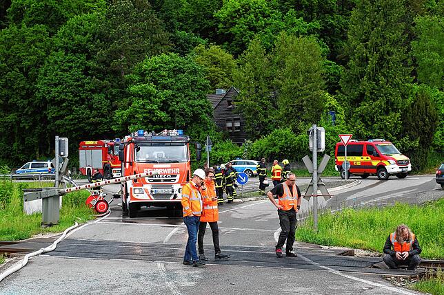 Mitarbeiter der Deutschen Bahn begutachten den Bahnübergang bei Blaustein.