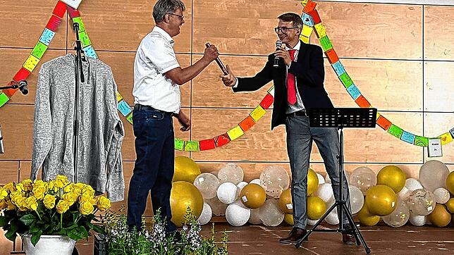 Bodo Masuhr übergibt den Stab an Christian Fehlberg.