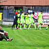 Duro Kacavenda (links, SV Geisingen) sitzt enttäuscht nach dem 2:0 für Singen auf dem Boden. Die Gäste freuen sich über ihren Sieg.