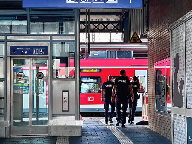 Drei Beamte der Bundespolizei laufen Streife am Stadtbahnhof Friedrichshafen.
