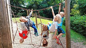 Antonia, Tino, Bene, Karlo und Tonio (von links) spielen im Garten des Kinderhauses am Salzberg. Künftig sollen die Schulkindplätze in ...