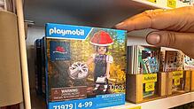 Eine Angestellte nimmt im Spielzeugladen Holzpferd die Playmobil-Sonderfigur “Schwarzwald Marie„ aus einem Regal. Schon am ersten ...