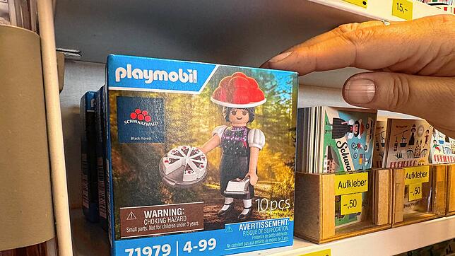 Eine Angestellte nimmt im Spielzeugladen Holzpferd die Playmobil-Sonderfigur “Schwarzwald Marie„ aus einem Regal. Schon am ersten ...