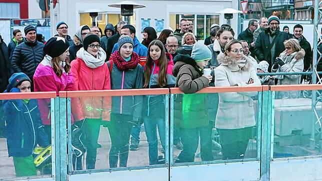Die Blumberger Eisbahn ist ein Treffpunkt für die ganze Bevölkerung, wie dieses Bild von der Eröffnung der Bahn 2018 zeigt. Bild: Roger ...