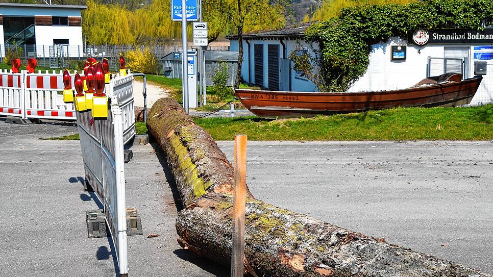 Ohne schweres Gerät kann niemand die Baumstämme verrücken, die als Unterstützung der rot-weißen Sperrzäune beim Strandbad liegen.