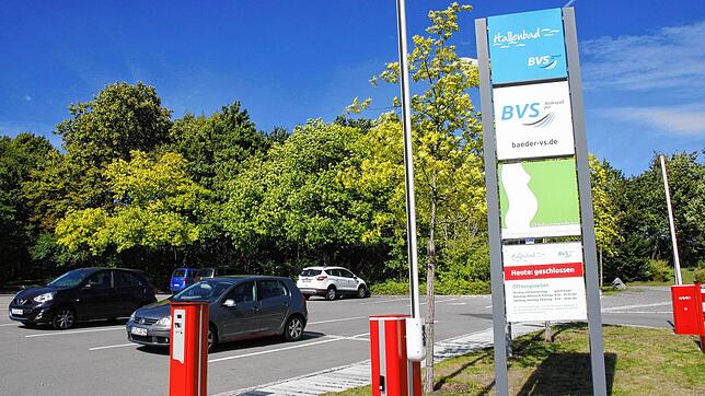 Noch viel Luft für Wohnmobile: Auf dem Hallenbad-Parkplatz in Villingen, ausgewiesen als provisorischer Stellplatz für Womos, waren in ...