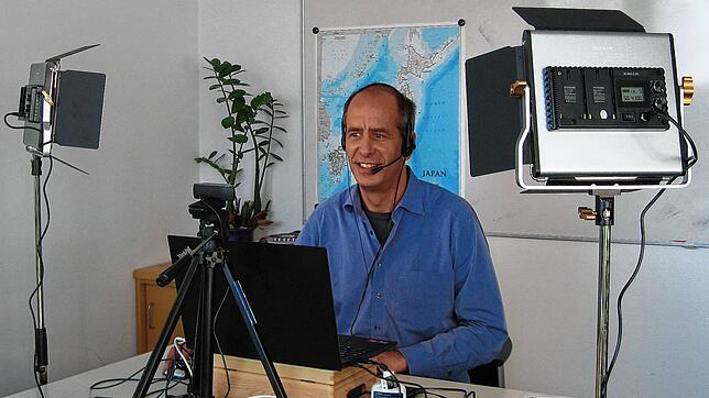 Ist in diesen Tagen umgeben von jeder Menge Technik: Jens Awe, Leiter der Volkshochschule Baar.