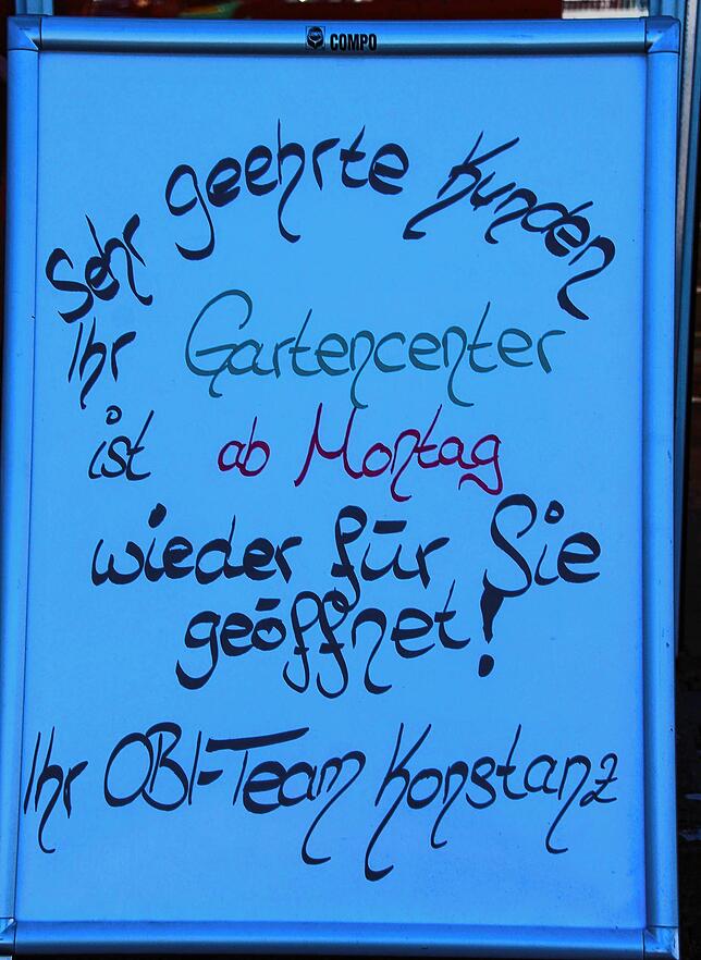 Schwungvolle Schrift: Die Mitarbeiter freuen sich, dass sie gut gelaunte Kundschaft begrüßen durften.