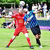 Umnkämpftes Derby: So wie sich hier Marco Weimann (links) vom FC Wallbach und Fabian Schmidt von der SG FC Wehr-Brennet um den Ball ...