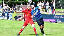 Umnkämpftes Derby: So wie sich hier Marco Weimann (links) vom FC Wallbach und Fabian Schmidt von der SG FC Wehr-Brennet um den Ball ...