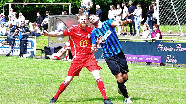 Umnkämpftes Derby: So wie sich hier Marco Weimann (links) vom FC Wallbach und Fabian Schmidt von der SG FC Wehr-Brennet um den Ball ...