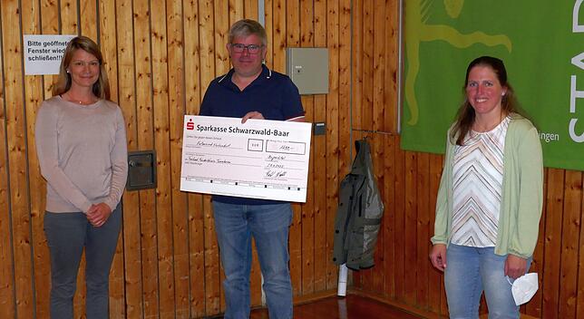 Simone Dehner übergab im Auftrag ihres Vaters Hubert Obergfell aus Brigachtal diesen Scheck in Höhe von 1400 Euro, die aus dem ...