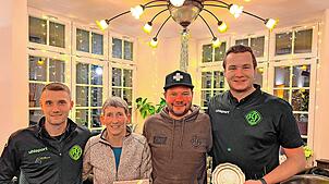 Freuen sich gemeinsam (von links): Simon Tritschler, Luzia Burgbacher, Vorsitzender Marcel Wehrle und Kevin Beyer. Bild: FC Furtwangen