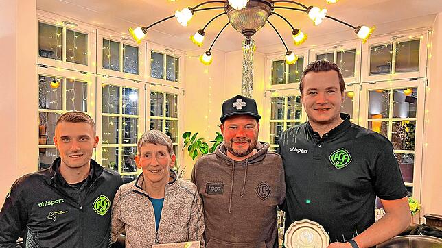 Freuen sich gemeinsam (von links): Simon Tritschler, Luzia Burgbacher, Vorsitzender Marcel Wehrle und Kevin Beyer. Bild: FC Furtwangen