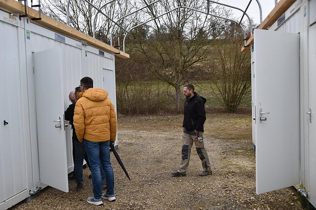 Die Gemeinderäte besichtigen die Containeranlage für Familien. Zwischen den Containern soll noch eine Überdachung entstehen. Auch sonst ...