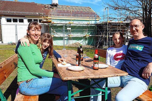 Stärkung nach getaner Arbeit: Steffi, Cara, Maja und Christian Peter (von links).