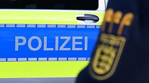 Die Polizei löst eine Abschlussfeier mit 300-400 Menschen auf. (Symbolbild)