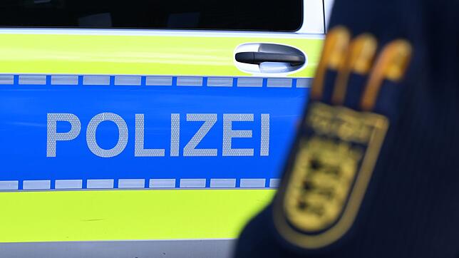 Die Polizei löst eine Abschlussfeier mit 300-400 Menschen auf. (Symbolbild)