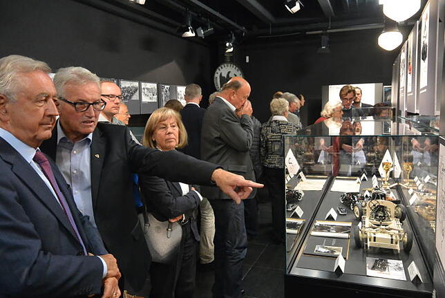Siegfried Rehm (2.v.l.) zeigt Besuchern die wichtigsten Ausstellungsstücke.