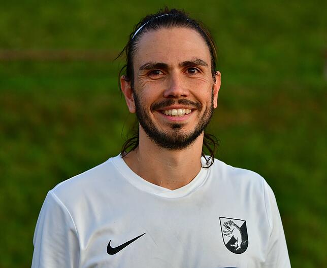 Julian Göbel (32) lebt mit seiner kleinen Familie in Erzingen. Mit dem Fußball begann er beim FC Erzingen, spielte als B-Junior für zwei ...