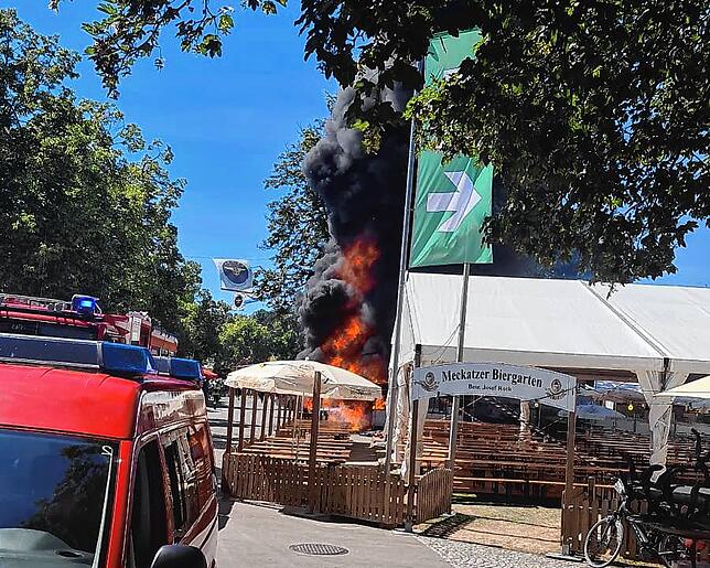 Als die Flammen aus der Grillhütte schlagen, sind der Biergarten daneben und die Uferpromenade in diesem Bereich bereits geräumt.