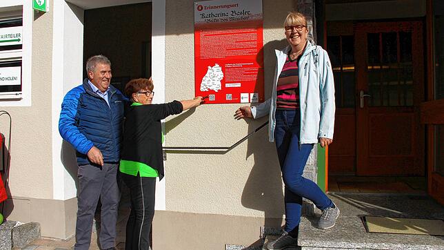 An eine starke Frau aus dem 18. Jahrhundert soll die Tafel am Mehrgenerationenhaus und Ja-Treff im Stühlinger Stadtteil Mauchen ...
